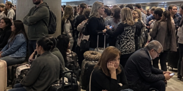 Denuncias de pasajeros varados en Madrid y Buenos Aires por cambios en una aerolínea
