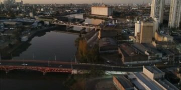 Un hombre fue filmado viajando colgado de un colectivo en el Puente Pueyrredón