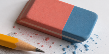El misterio de las gomas de borrar de dos colores y su uso específico