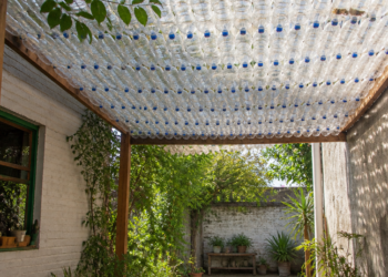 Reutilización de botellas de plástico: crea un toldo casero para tu patio