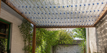 Reutilización de botellas de plástico: crea un toldo casero para tu patio