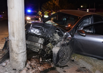 Un joven de 20 años perdió el control de su camioneta a 140 km/h y chocó contra un poste