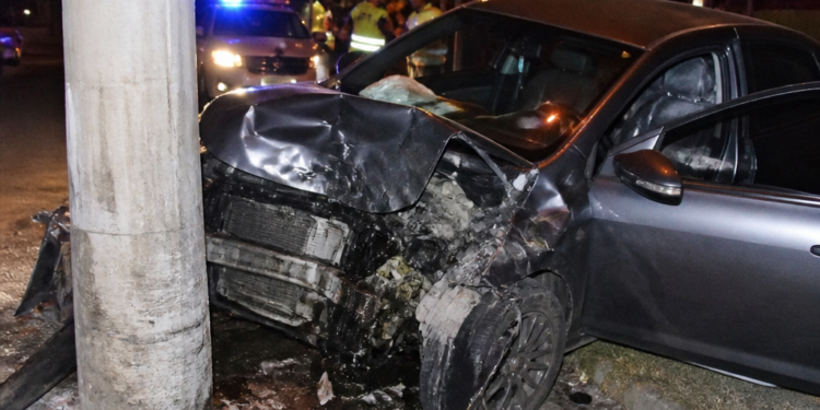 Un joven de 20 años perdió el control de su camioneta a 140 km/h y chocó contra un poste