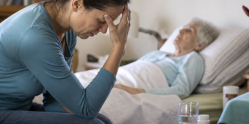 El 40% de quienes cuidan de un familiar enfrenta una sobrecarga significativa