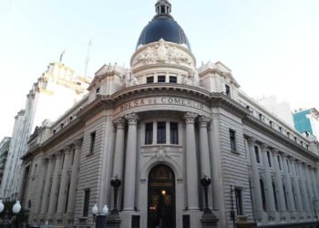 Las acciones y los bonos argentinos avanzan pese a las caídas en Wall Street
