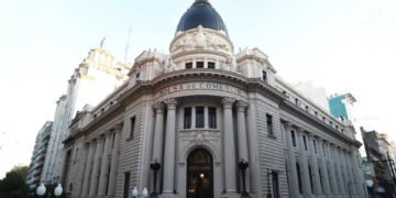 Las acciones y los bonos argentinos avanzan pese a las caídas en Wall Street