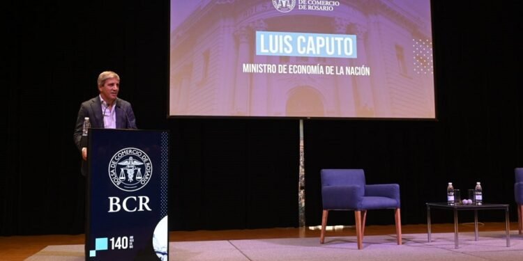 Caputo defendió el modelo económico en una ronda de negocios para promover el RIGI